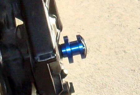 BLUE 6mm Swingarm Spools - R1 R6 R3 FZ1 FZ8 FZ9 MT09 MT10 FZ10 RSV4 675 675R 821